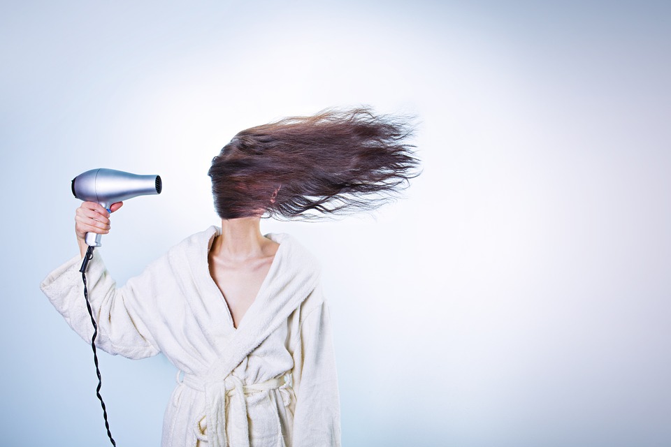10 signes que vous avez besoin d’un relooking coiffure